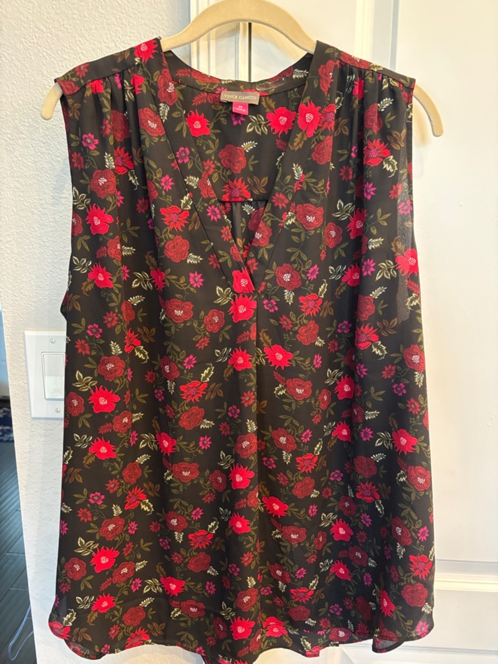 Vince Camuto Black Sleeveless V-Neck Floral Camisole with Red Flowers 2x